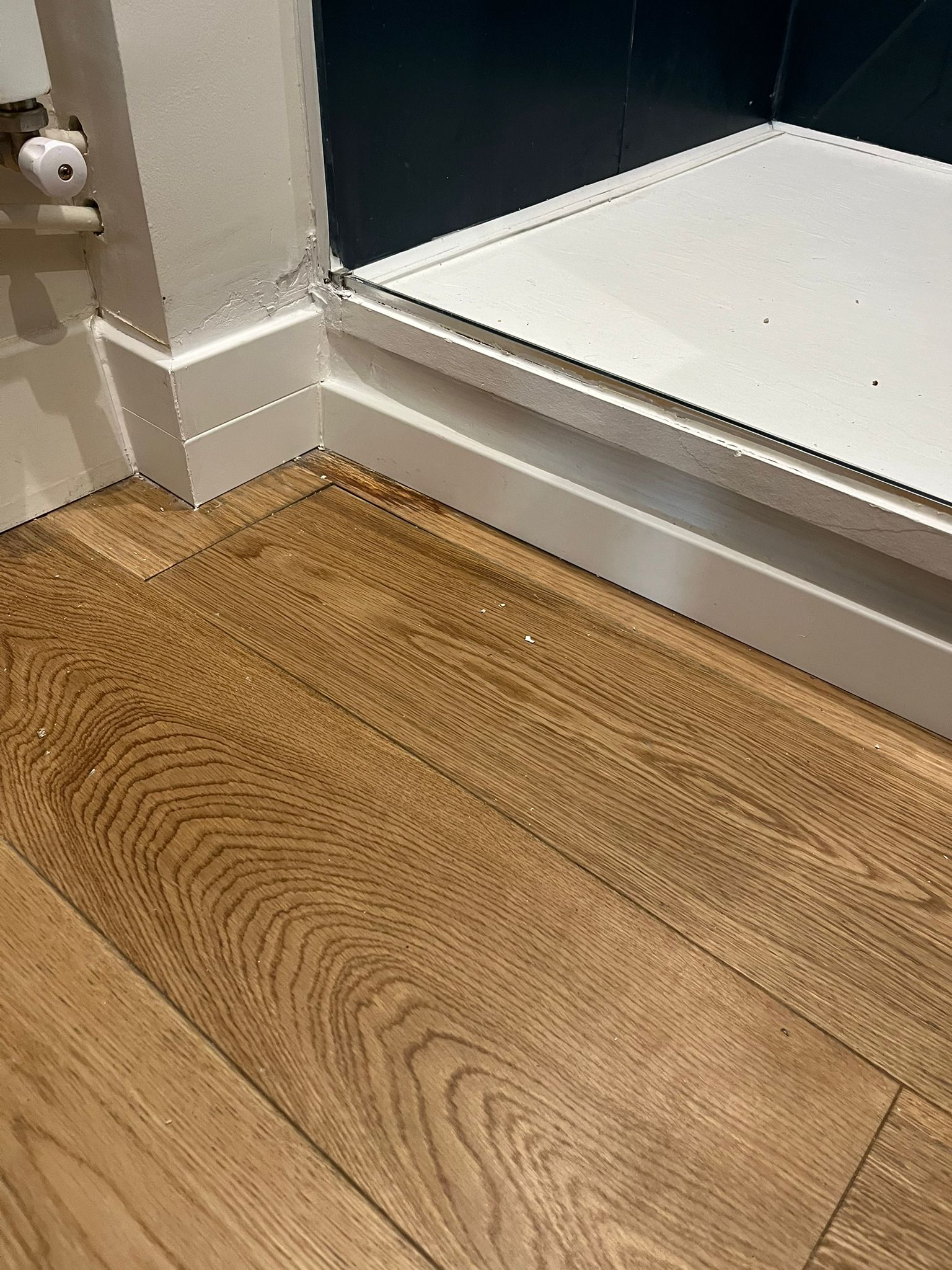 Angle de plinthes réparé et repeint près d’une fenêtre à Biarritz