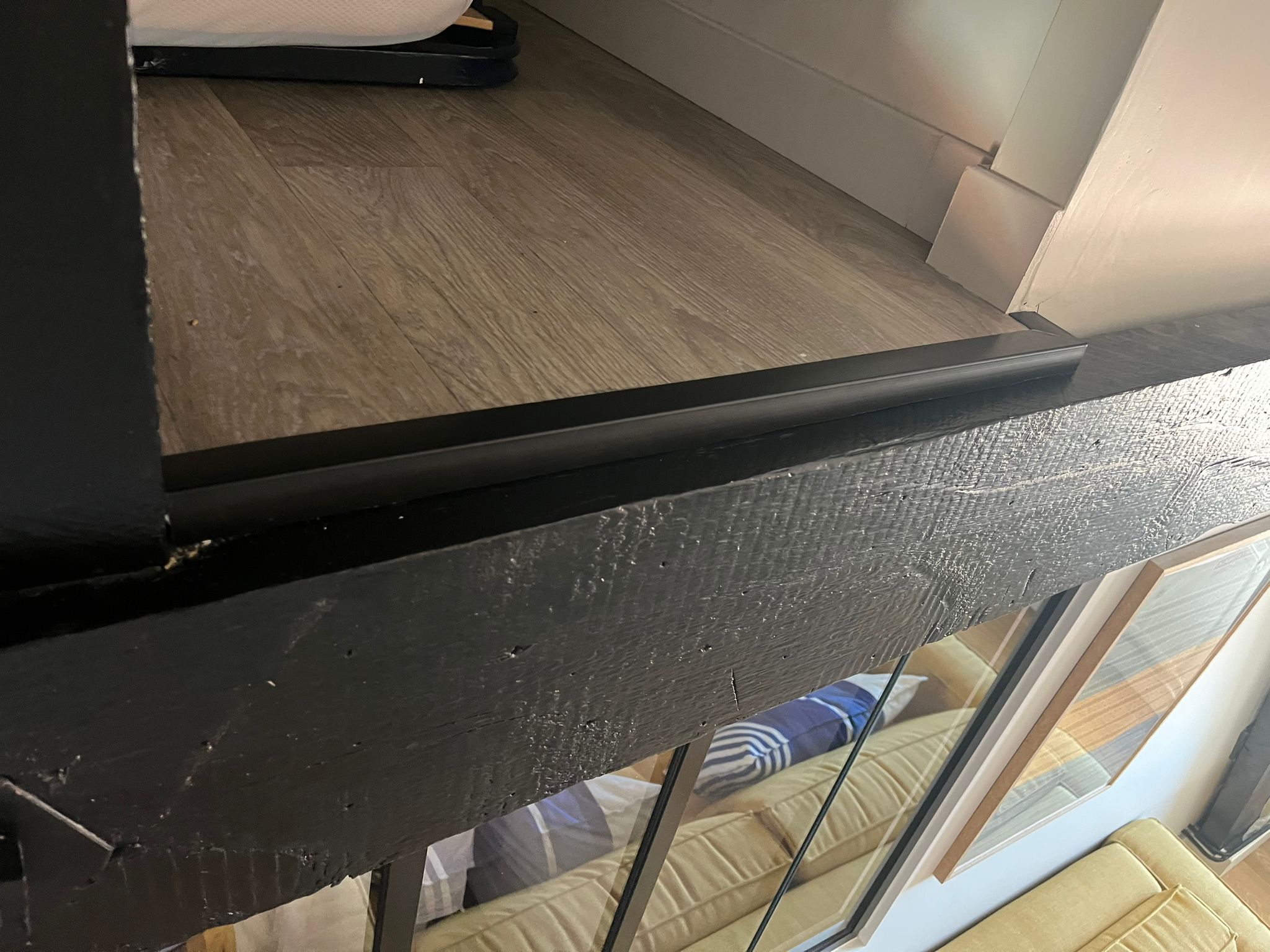 Boiserie noire après préparation et retouches de peinture dans un appartement à Biarritz
