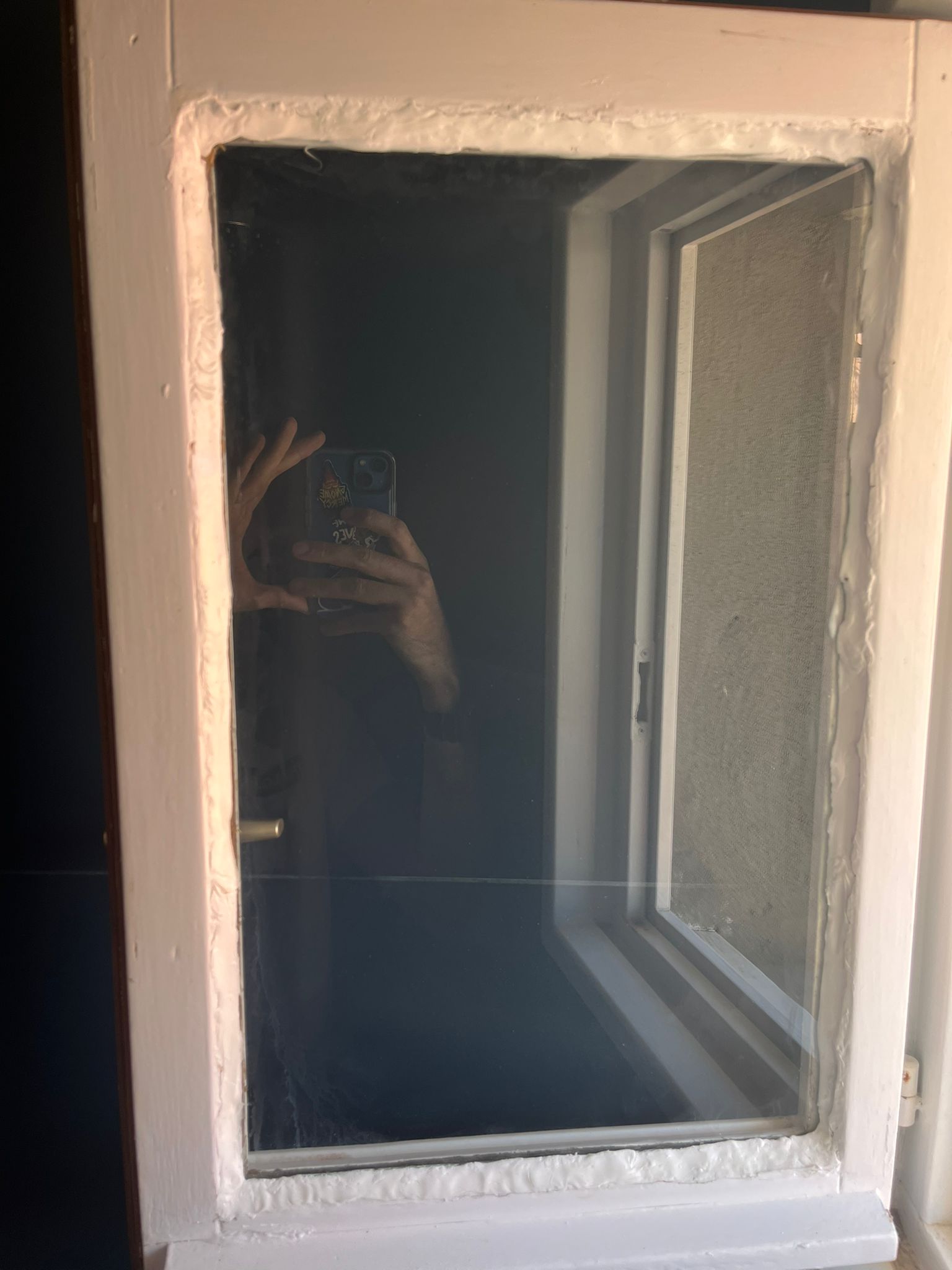 Encadrement intérieur d’une fenêtre avant reprise de la peinture dans un appartement à Biarritz