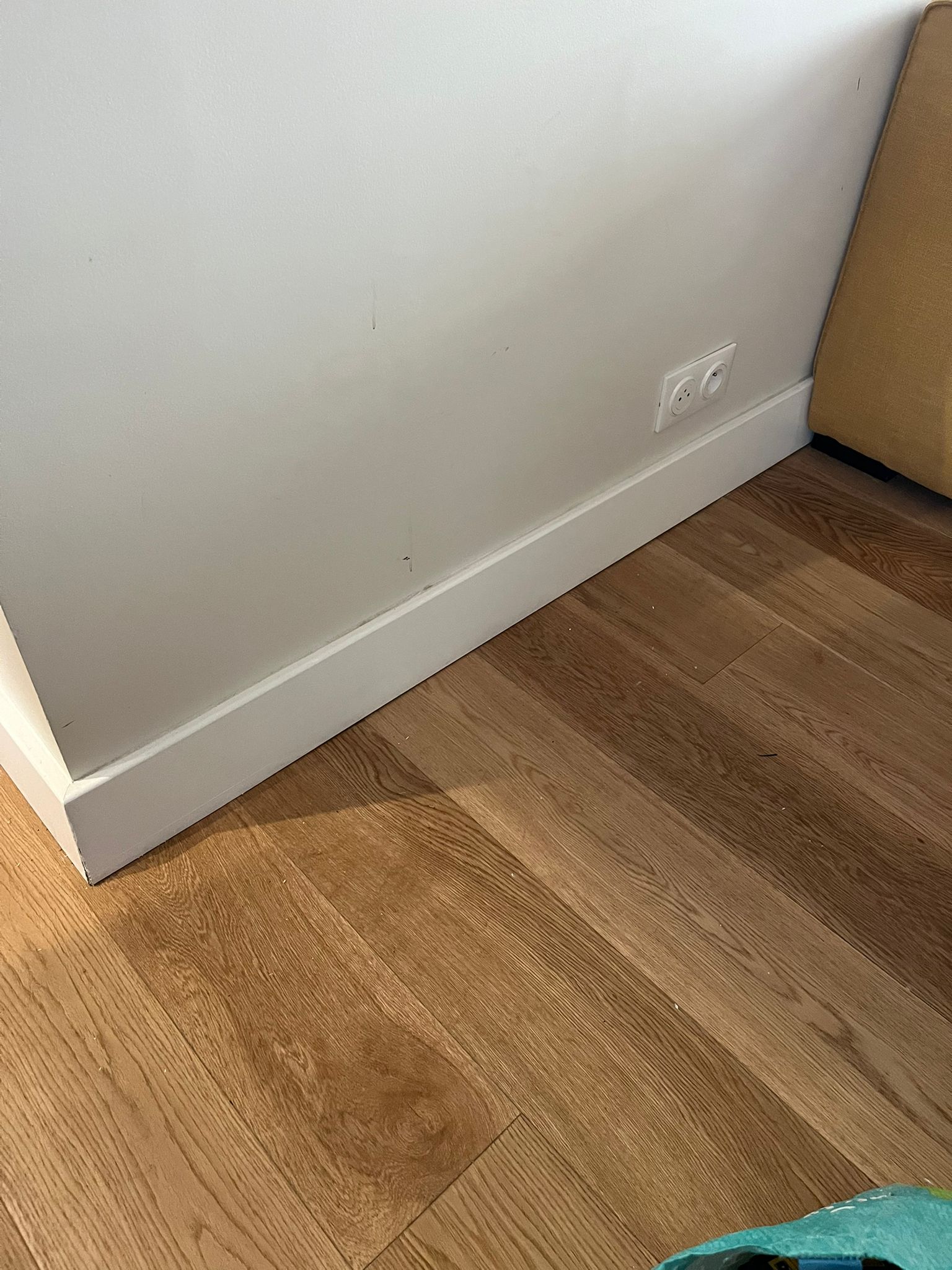 Plinthe blanche après réparation et remise en peinture dans un appartement à Biarritz