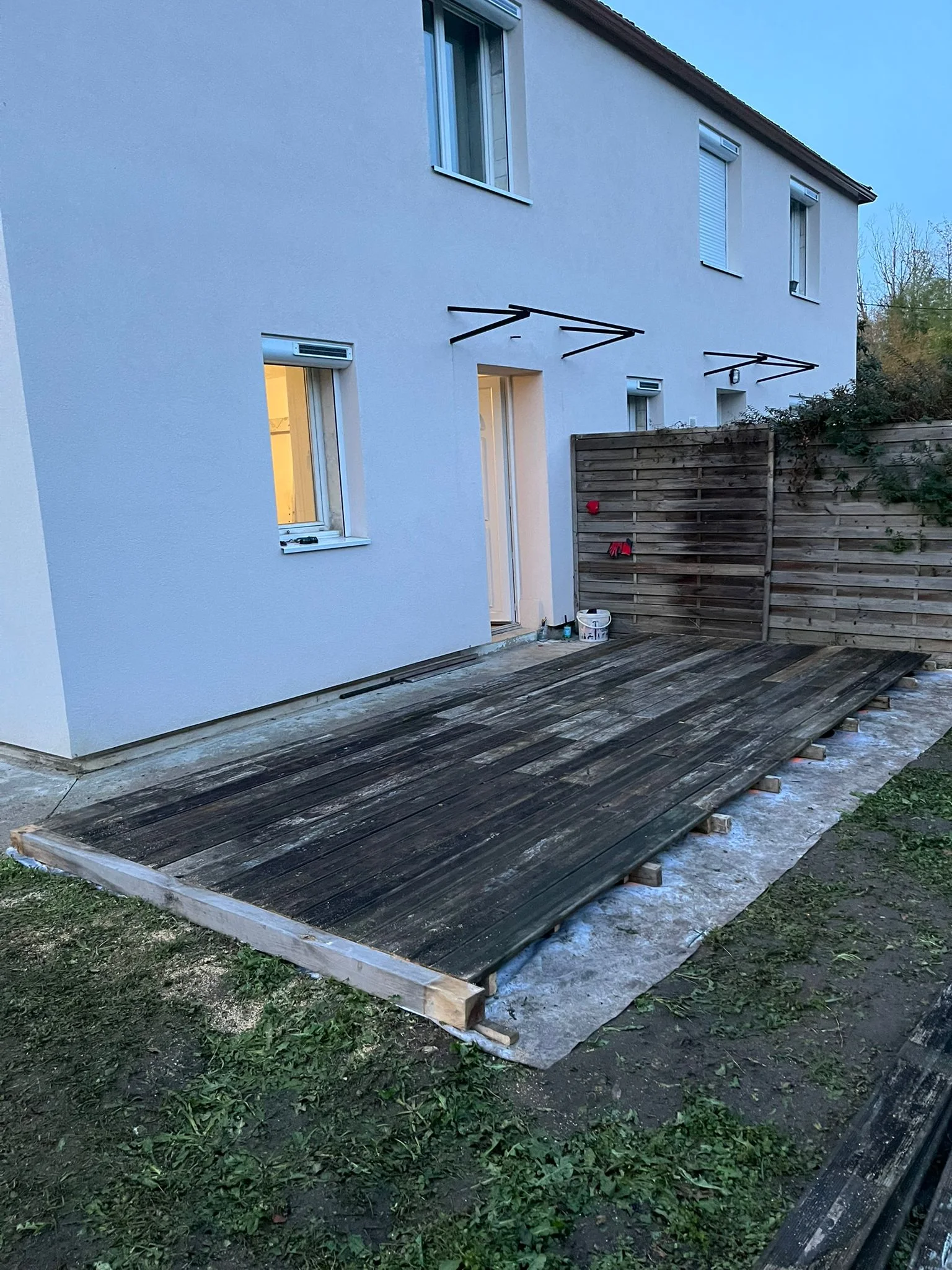 Lames de bois de récupération mises en place sur la structure de la terrasse