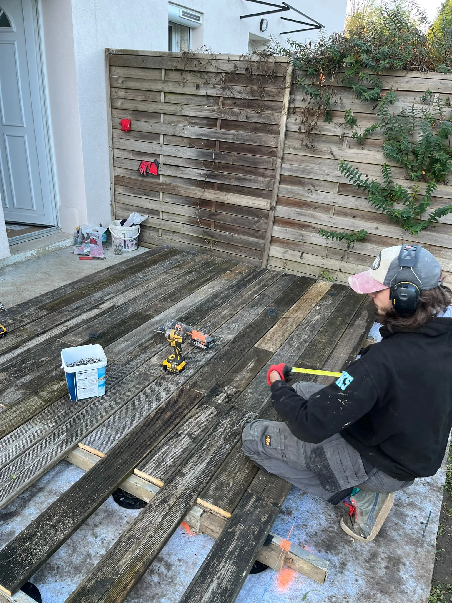 Ajustement et fixation des lames en bois de récupération sur la structure