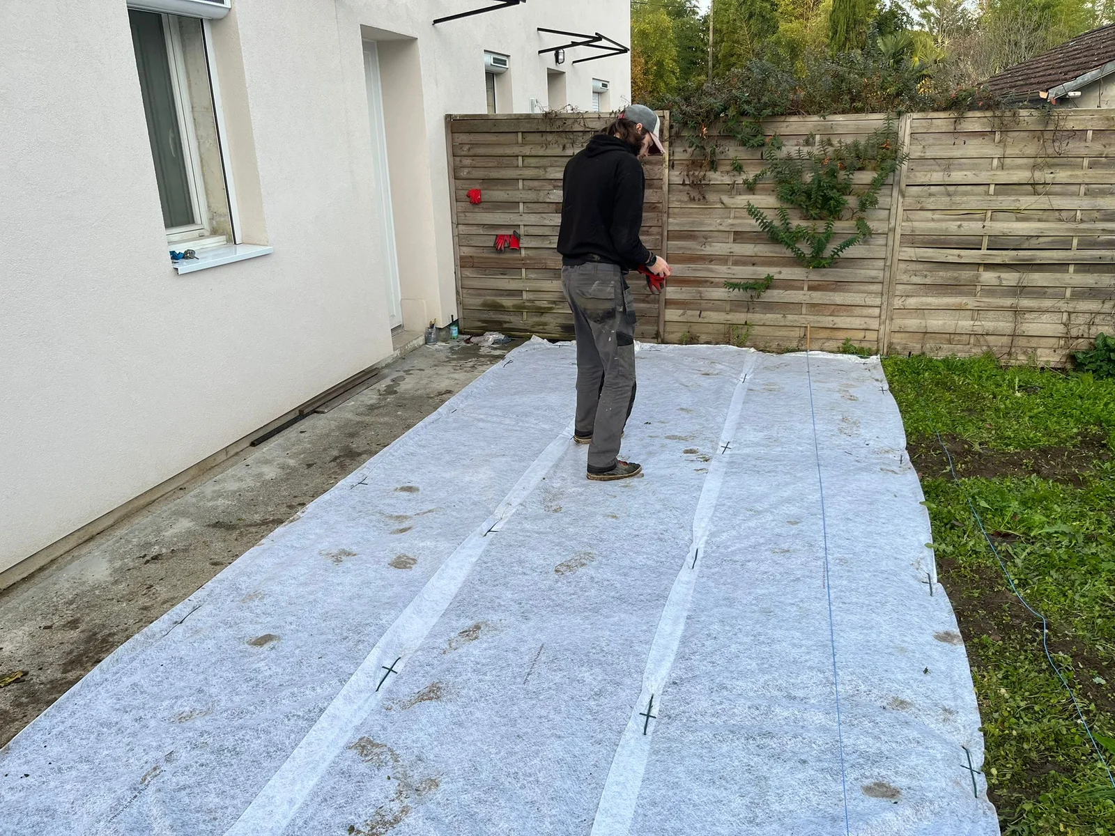 Préparation de l’emprise d’une terrasse avec pose d’un géotextile le long du logement