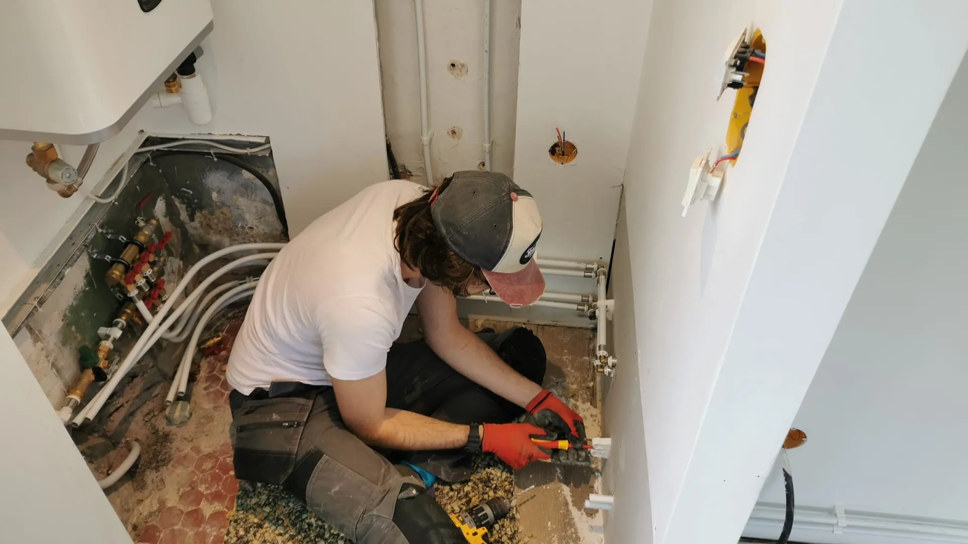 Tom réalisant une installation de plomberie